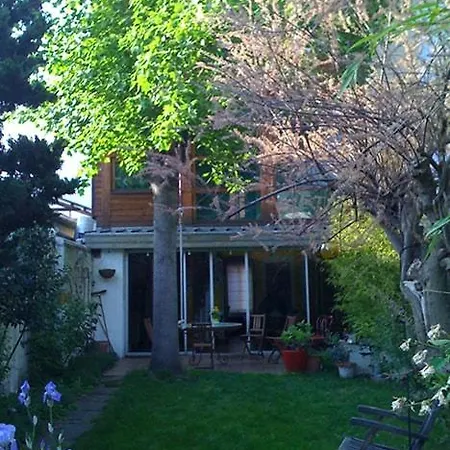 Charming House Near Paris 度假居 *